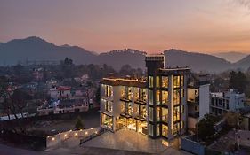 Perfectstayz Luxe Kapilaz With Rooftop Pool & Cafe, Bhimtal
